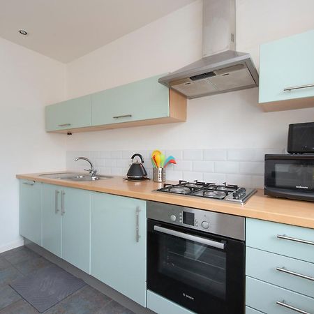 Modern Luxury Apartment By Bow Road Station Londen Buitenkant foto
