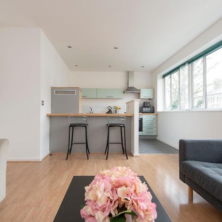 Modern Luxury Apartment By Bow Road Station Londen Buitenkant foto
