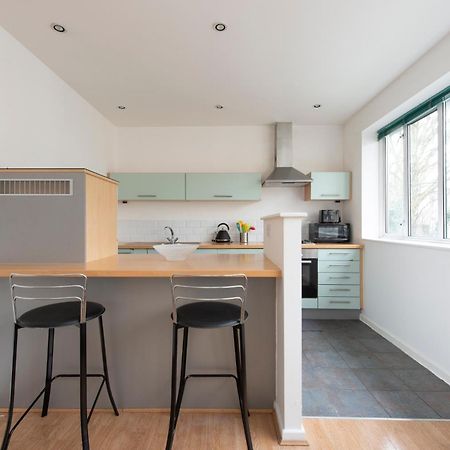 Modern Luxury Apartment By Bow Road Station Londen Buitenkant foto