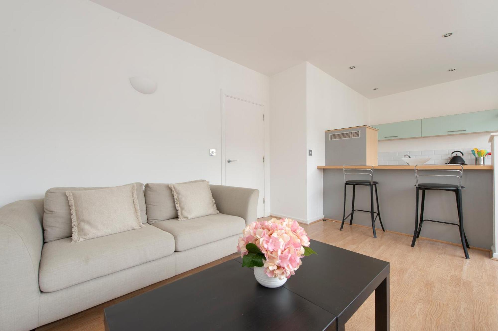 Modern Luxury Apartment By Bow Road Station Londen Buitenkant foto
