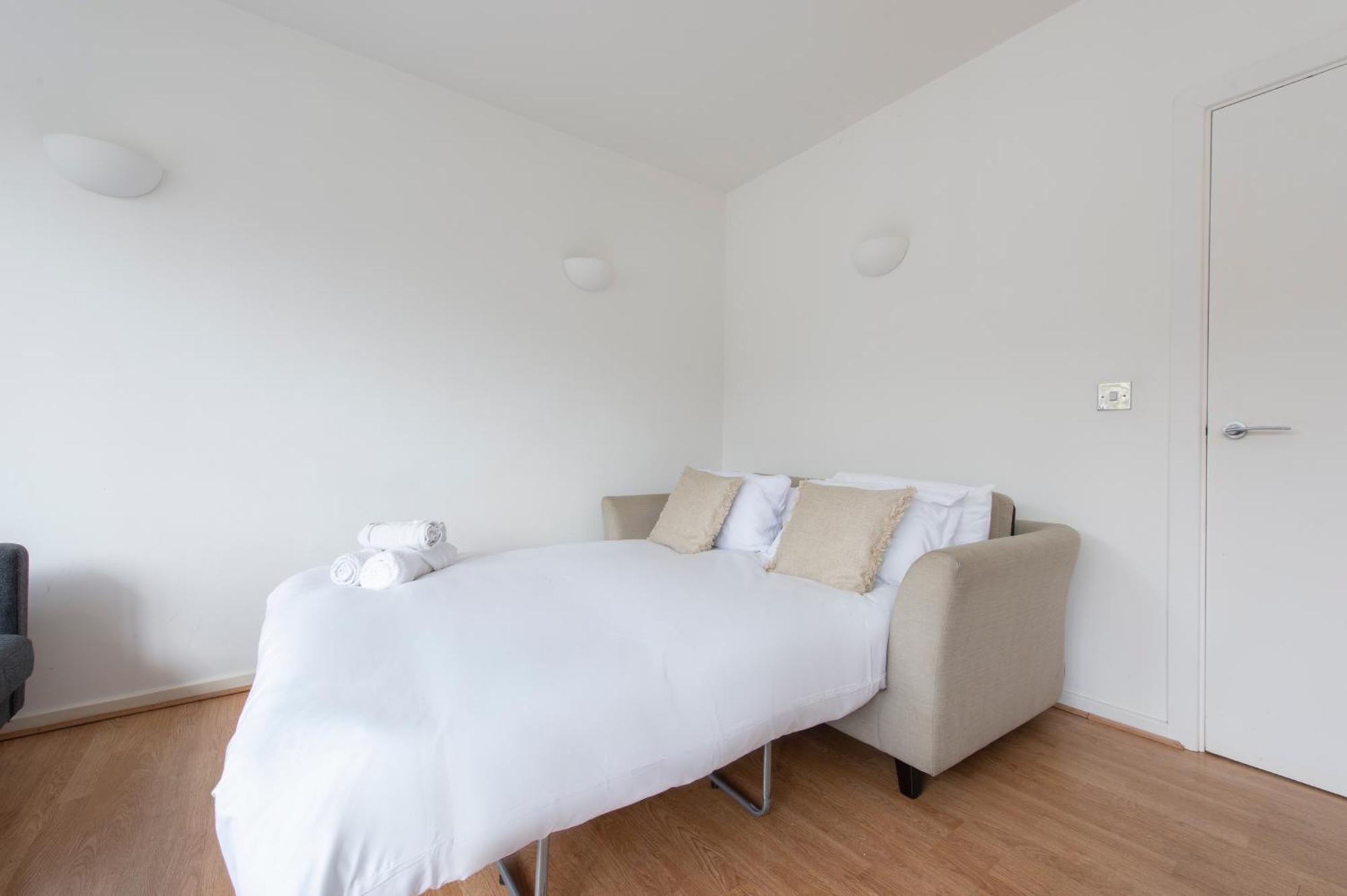 Modern Luxury Apartment By Bow Road Station Londen Buitenkant foto